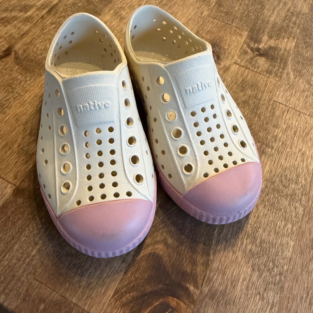 Native Kids Water Shoes in Cream and Pink